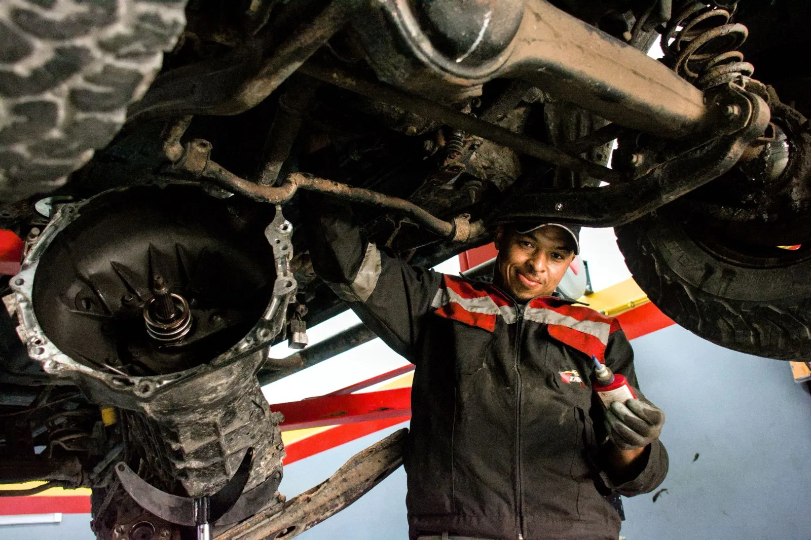 Mécanicien réparant un 4x4 au Maroc — assistance mécanique Tagounite Sahara