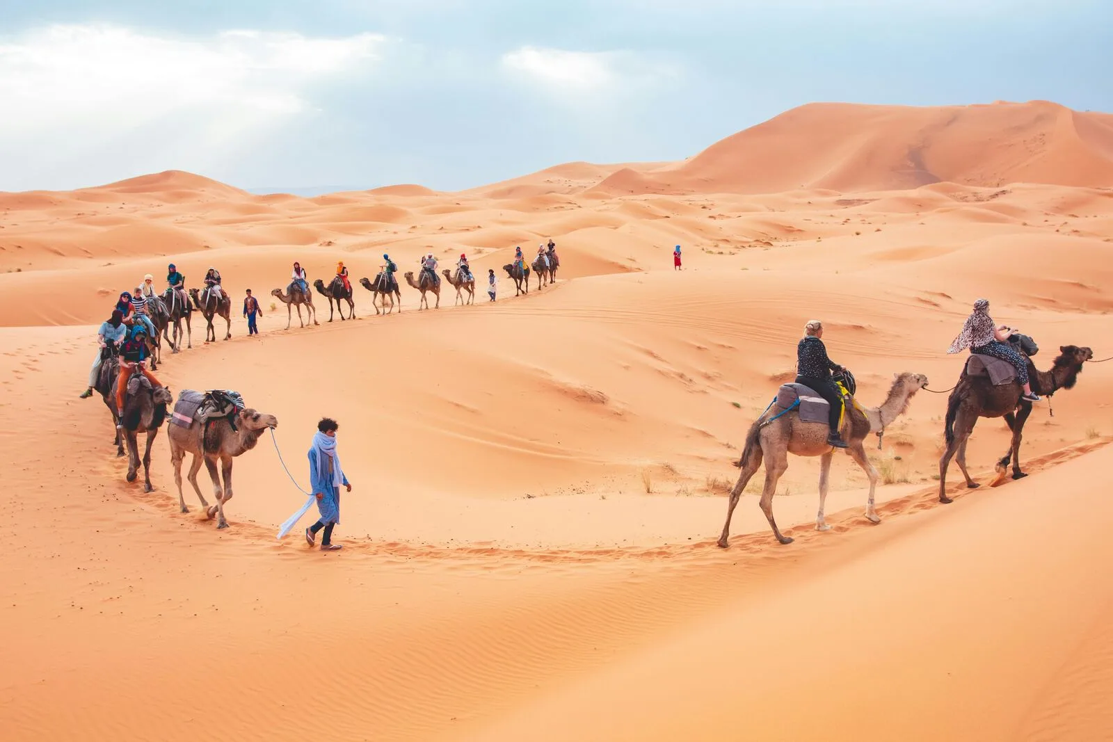 Merzouga — Caravane berbère dans l'Erg Chebbi Caravane de dromadaires dans les dunes de Merzouga — expédition désert Sahara Maroc