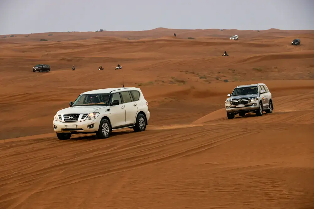 Véhicules tout-terrain en progression dans les dunes