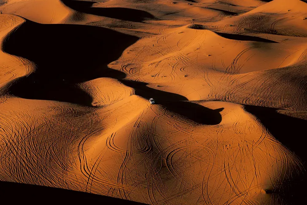 Dunes de sable doré photographiées depuis le ciel