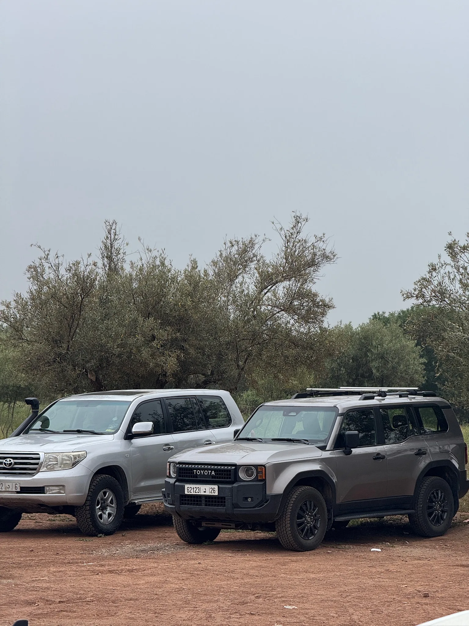 Départ — deux Toyota prêts à l'aventure