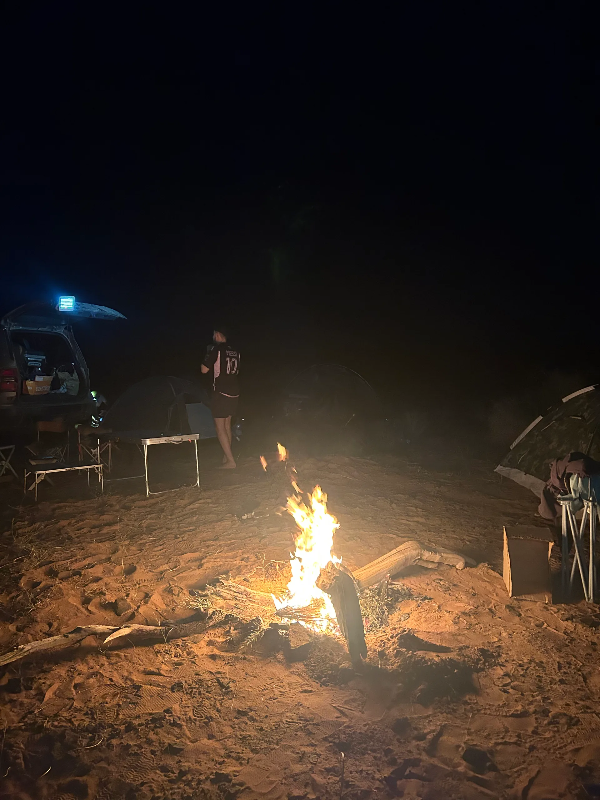 Feu de camp — soirée dans le désert