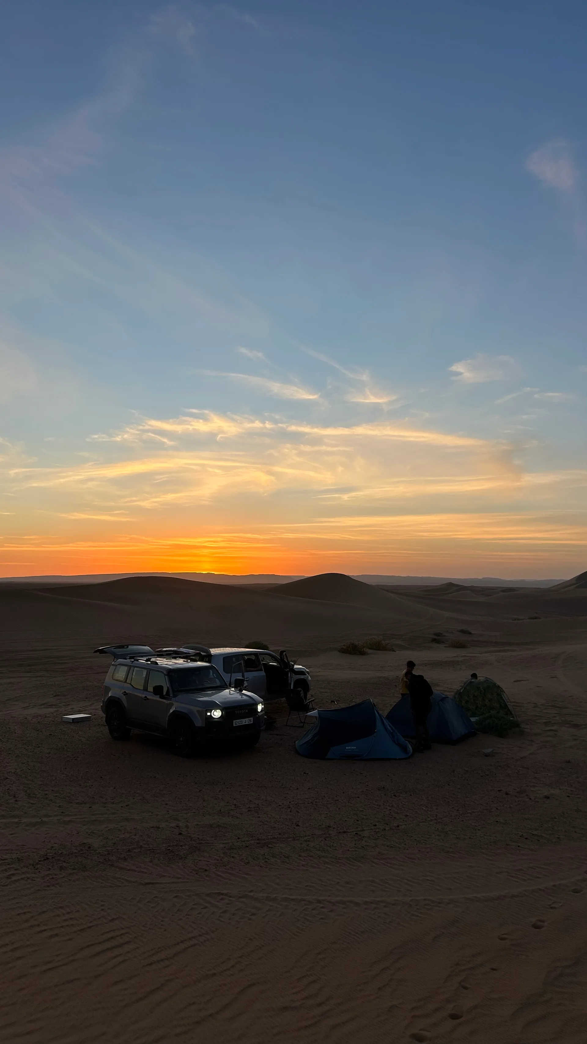 Installation du bivouac au crépuscule